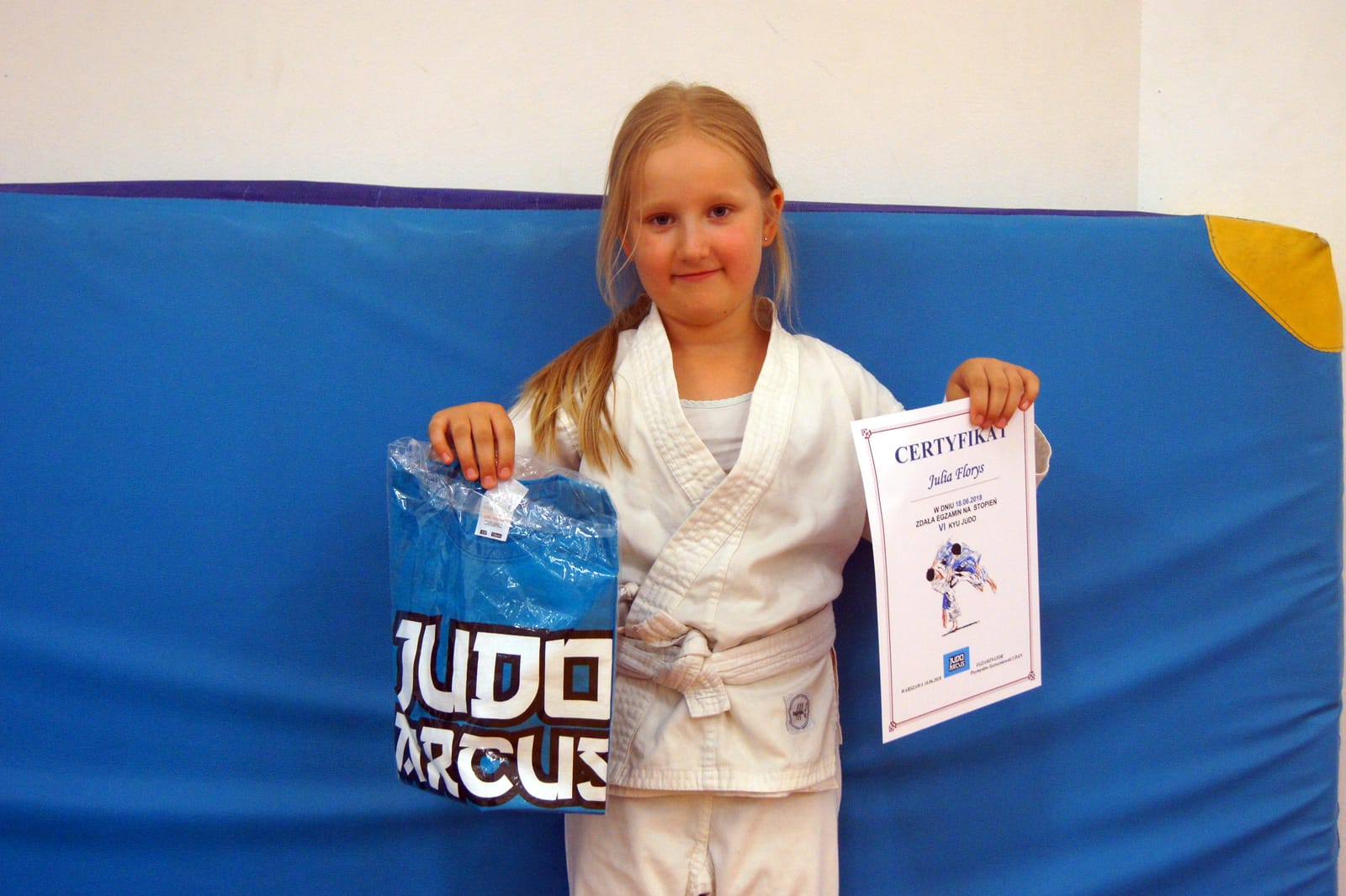 Judo. Biały pas i certyfikat w garści.